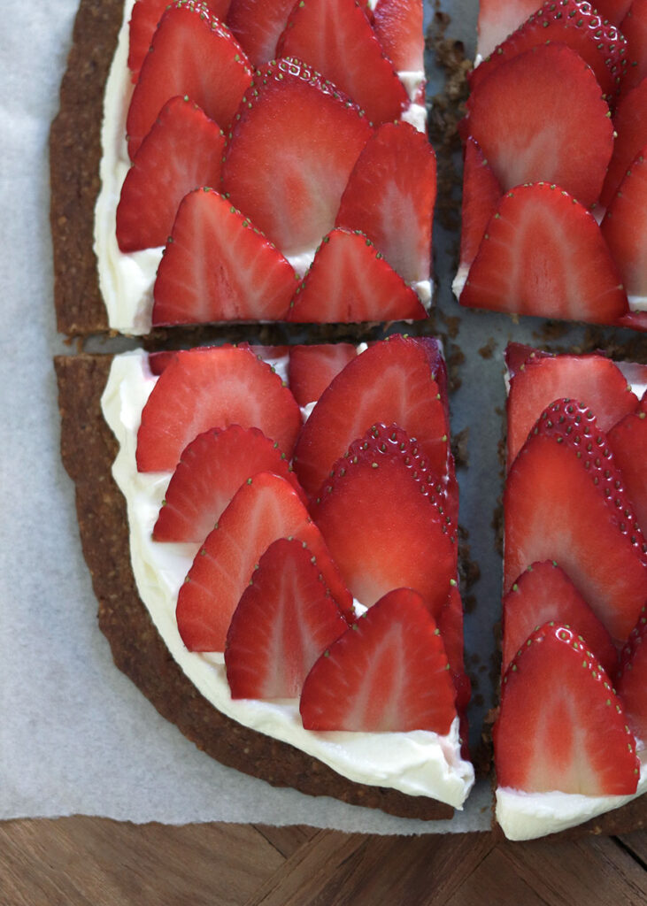 Eine Tarte mit gefächerten, frischen Erdbeerscheiben